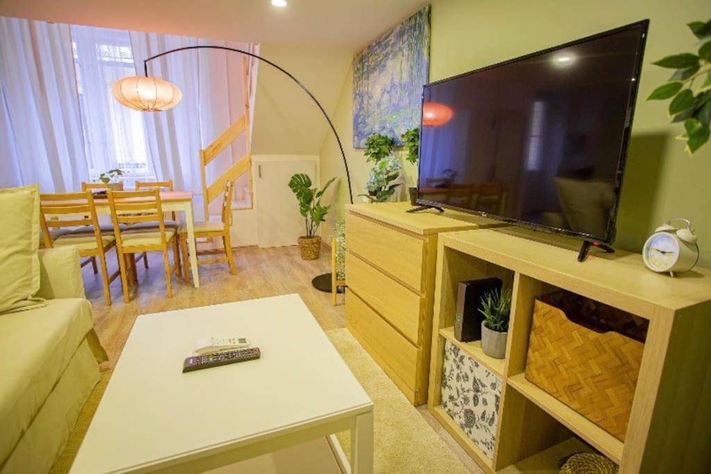 Cosy 2 Bedroom Flat In Akacfa St., Sol Budapest Exteriör bild