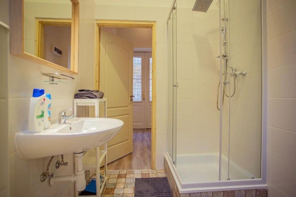 Cosy 2 Bedroom Flat In Akacfa St., Sol Budapest Exteriör bild