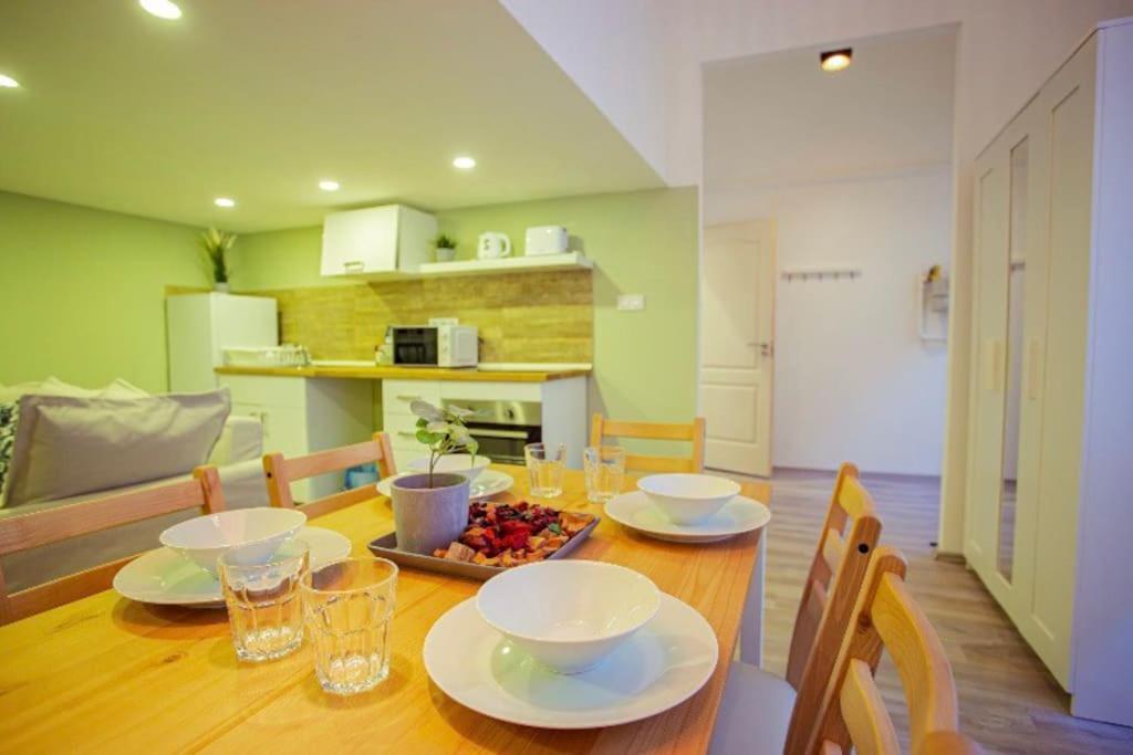 Cosy 2 Bedroom Flat In Akacfa St., Sol Budapest Exteriör bild